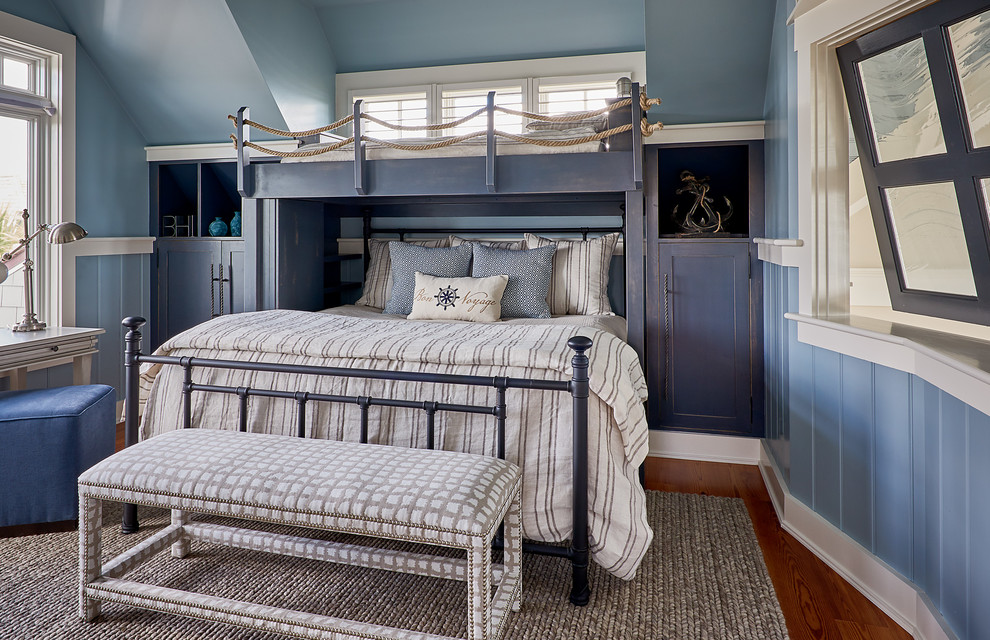 Источник вдохновения для домашнего уюта: гостевая спальня (комната для гостей) в морском стиле с синими стенами и паркетным полом среднего тона без камина