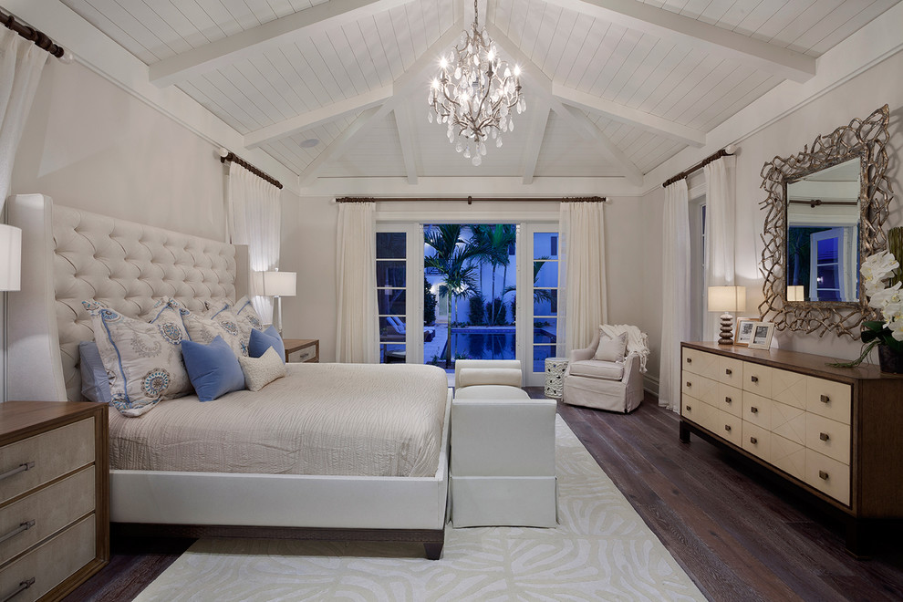 Свежая идея для дизайна: большая хозяйская спальня в современном стиле с белыми стенами и темным паркетным полом без камина - отличное фото интерьера
