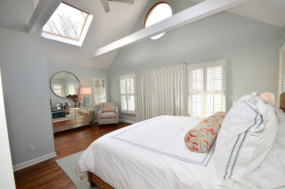 Ispirazione per una piccola camera matrimoniale classica con pareti blu, pavimento in legno massello medio e pavimento marrone