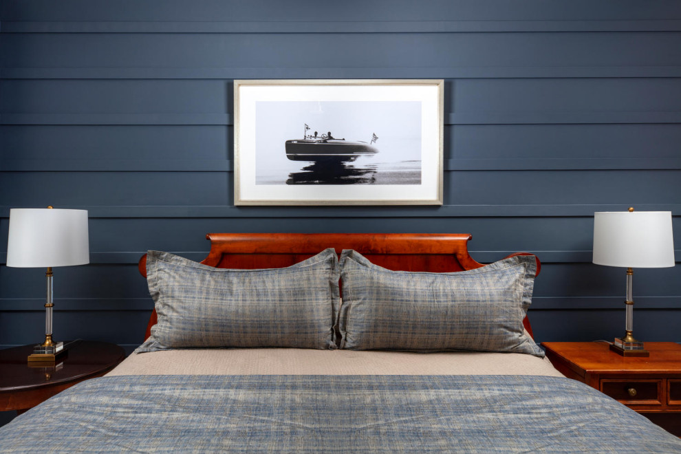 Источник вдохновения для домашнего уюта: гостевая спальня среднего размера, (комната для гостей) в морском стиле с синими стенами, светлым паркетным полом, коричневым полом и панелями на части стены