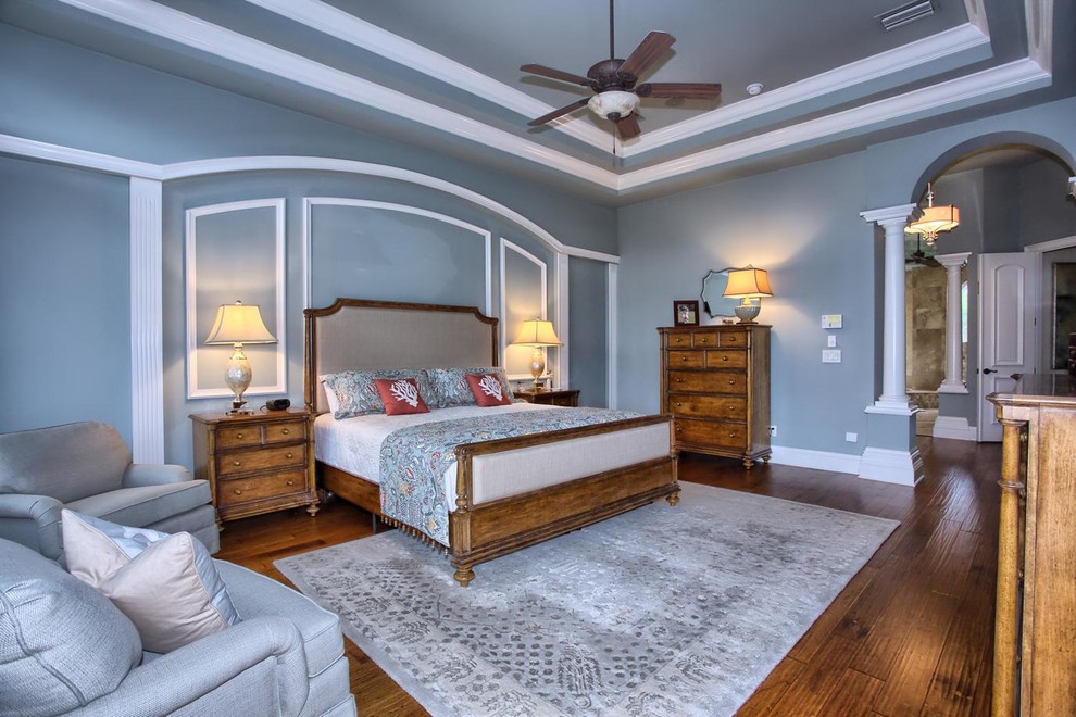 Свежая идея для дизайна: большая хозяйская спальня в классическом стиле с паркетным полом среднего тона и серыми стенами без камина - отличное фото интерьера