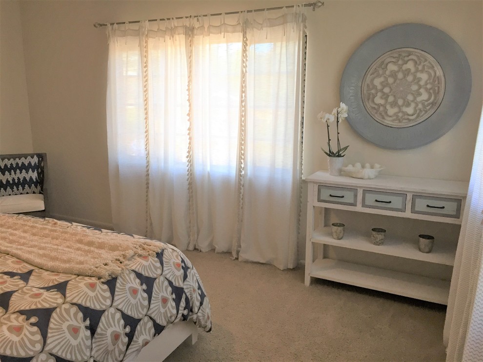 Imagen de dormitorio marinero de tamaño medio con paredes beige