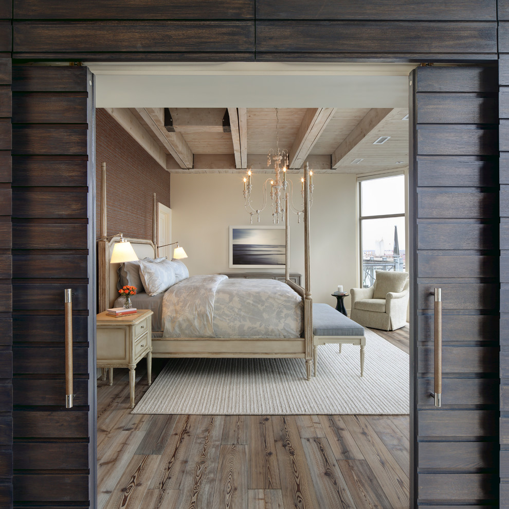 Inspiration för ett maritimt sovrum, med vita väggar, mellanmörkt trägolv och brunt golv