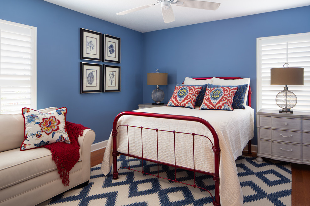 Ejemplo de dormitorio principal tradicional renovado con paredes azules, suelo de madera en tonos medios y suelo marrón