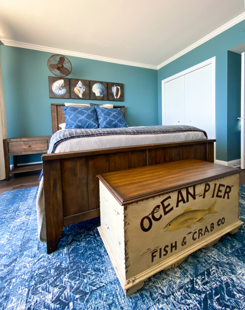 Foto de habitación de invitados costera pequeña con paredes azules, suelo vinílico y suelo marrón
