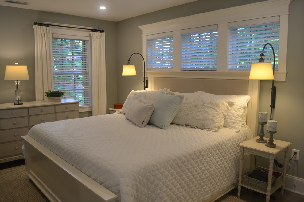 На фото: маленькая хозяйская спальня в морском стиле с серыми стенами, светлым паркетным полом и серым полом для на участке и в саду