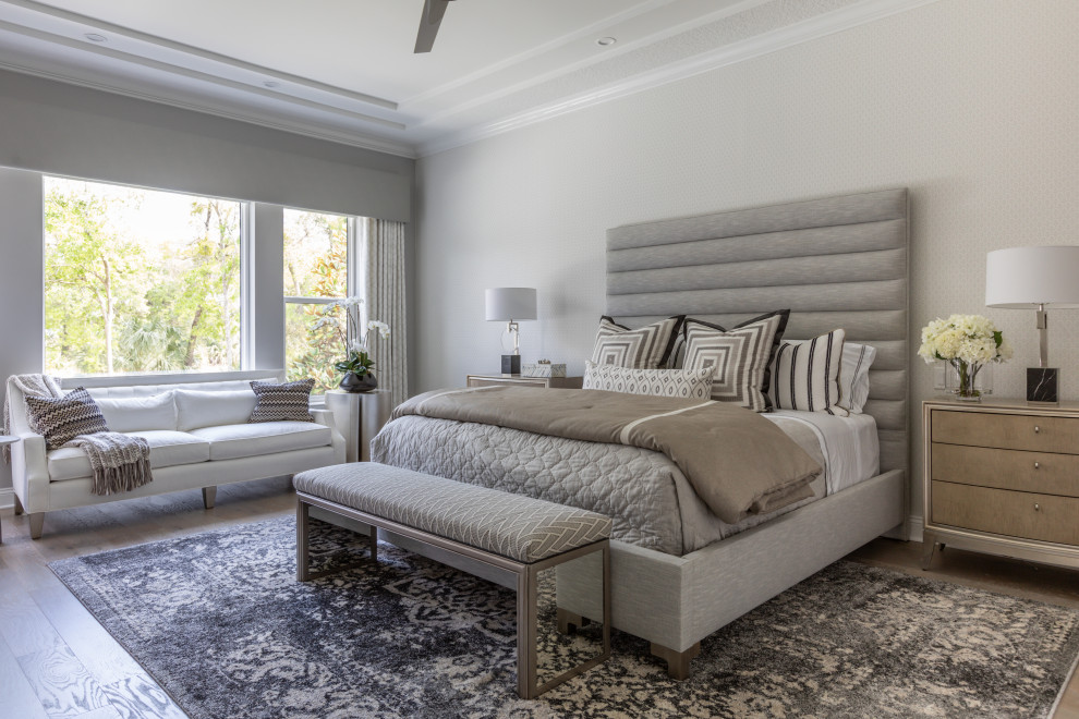 Idéer för vintage sovrum, med grå väggar, mellanmörkt trägolv och brunt golv