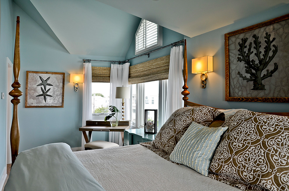 Foto di una grande camera matrimoniale stile marino con pareti blu e parquet chiaro