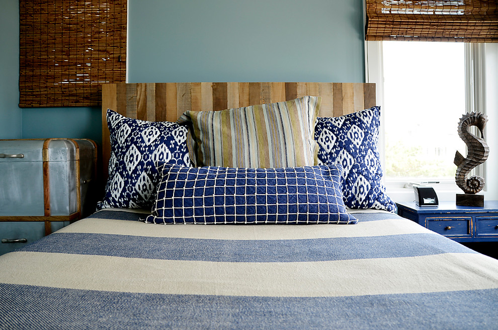 Ispirazione per una camera degli ospiti stile marinaro di medie dimensioni con pareti blu e parquet chiaro