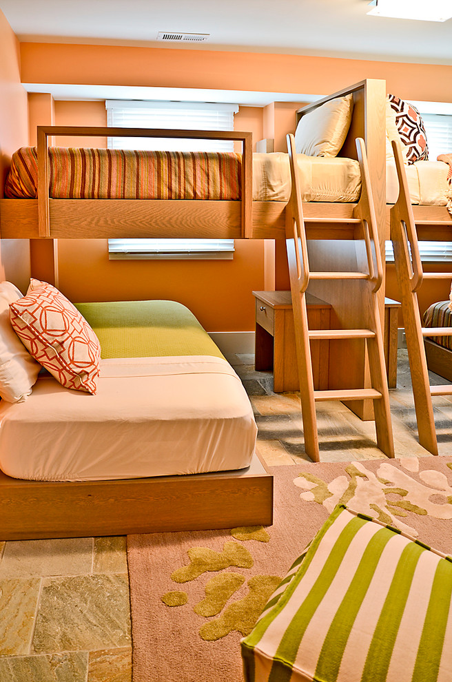 フィラデルフィアにある中くらいなビーチスタイルのおしゃれな客用寝室 (オレンジの壁、淡色無垢フローリング) のレイアウト