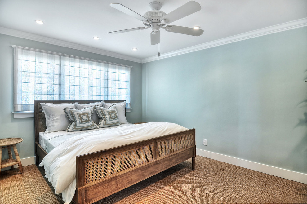 Foto de dormitorio principal costero de tamaño medio sin chimenea con paredes azules y moqueta