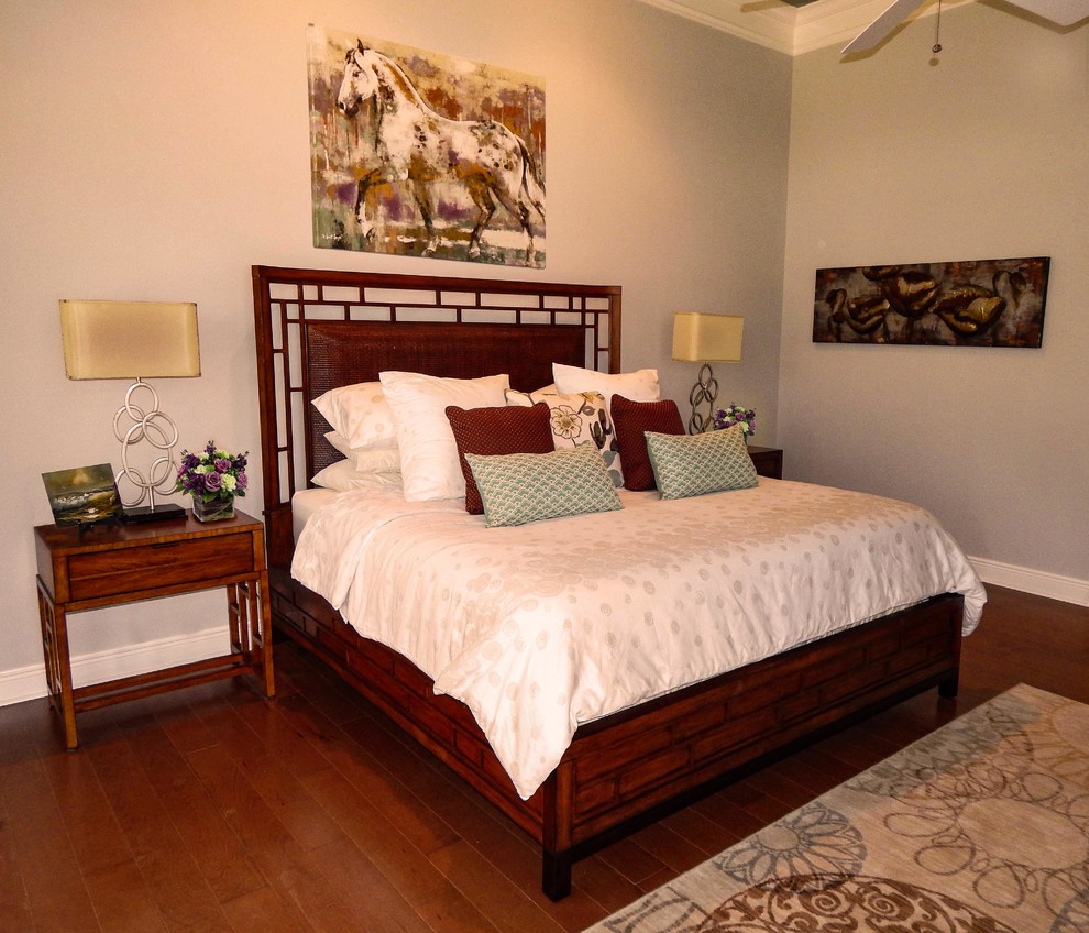 Ejemplo de dormitorio principal contemporáneo de tamaño medio con paredes verdes y suelo de madera en tonos medios