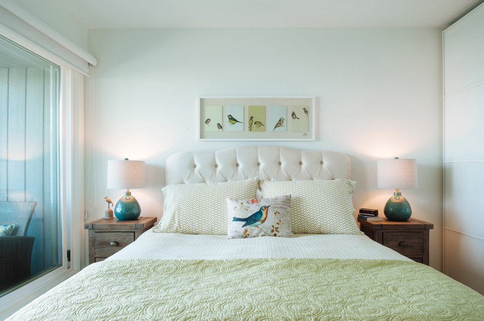 バンクーバーにある中くらいなビーチスタイルのおしゃれな寝室 (白い壁)