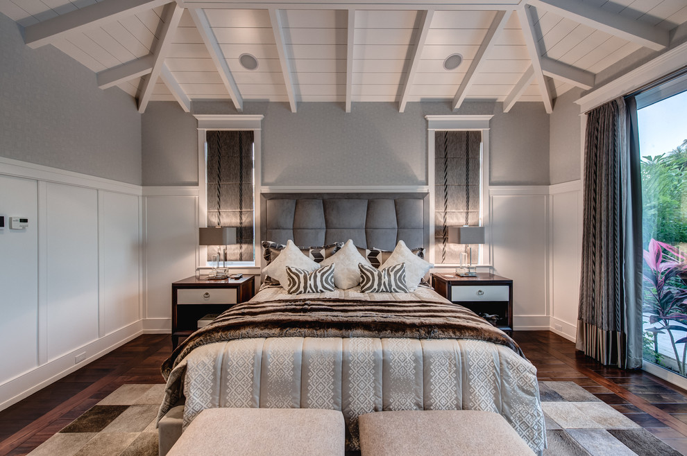 На фото: хозяйская спальня в стиле неоклассика (современная классика) с серыми стенами и темным паркетным полом с