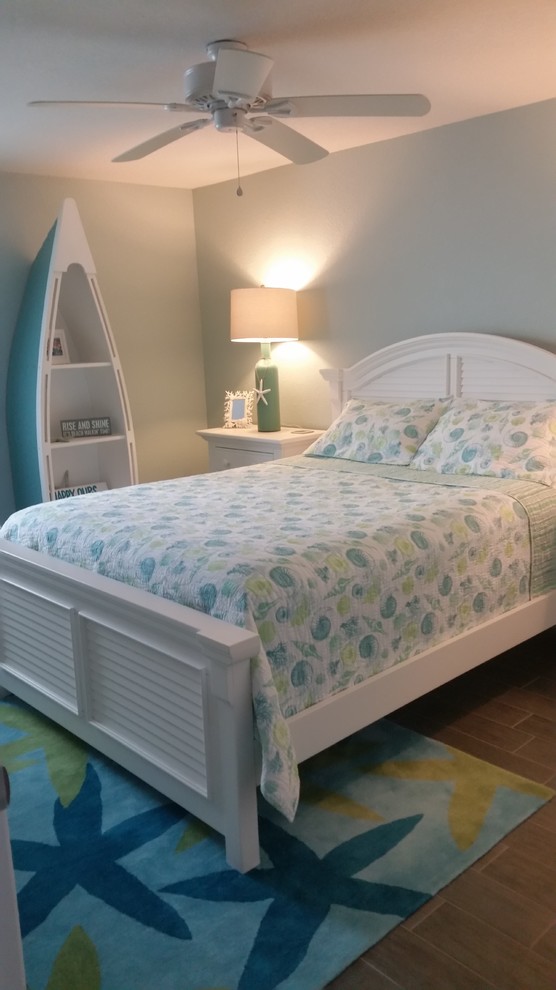 Inspiration for a small coastal guest bedroom in Orlando with no fireplace.