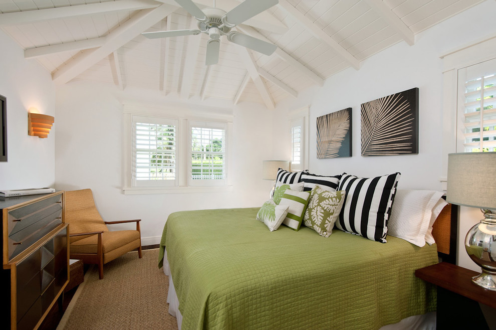 マイアミにある中くらいなトロピカルスタイルのおしゃれな主寝室 (白い壁、濃色無垢フローリング、暖炉なし) のインテリア