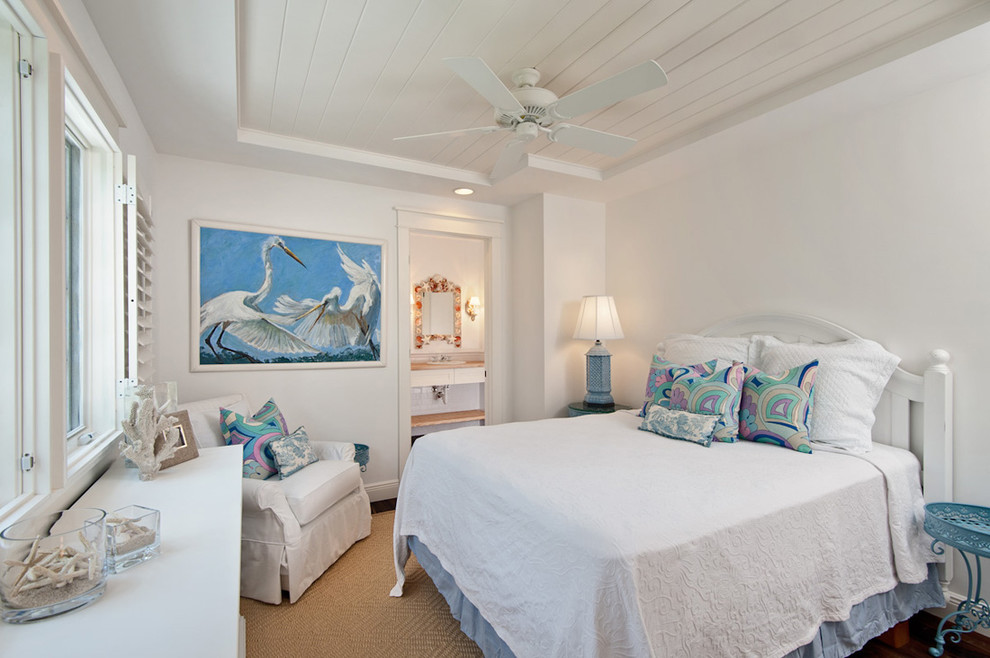 Пример оригинального дизайна: гостевая спальня (комната для гостей) в морском стиле с белыми стенами и паркетным полом среднего тона
