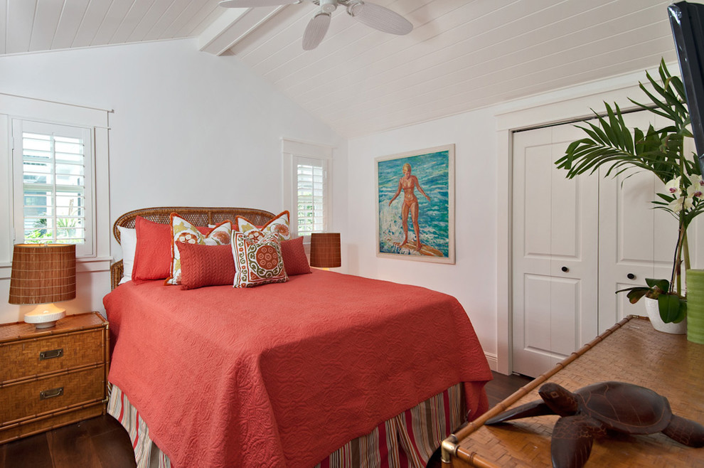 Schlafzimmer mit weißer Wandfarbe und dunklem Holzboden in Miami