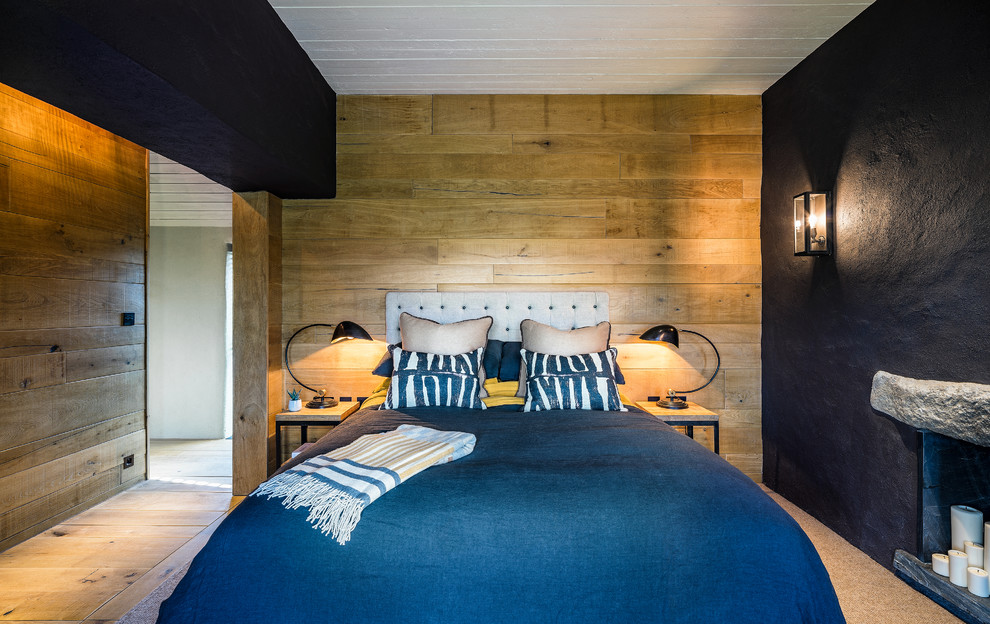 Свежая идея для дизайна: хозяйская спальня в морском стиле с черными стенами, светлым паркетным полом и стандартным камином - отличное фото интерьера