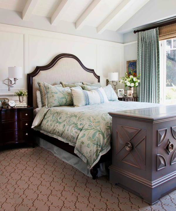 На фото: гостевая спальня среднего размера, (комната для гостей) в стиле неоклассика (современная классика) с белыми стенами, ковровым покрытием и бежевым полом