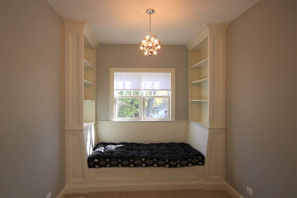 Cette image montre une petite chambre traditionnelle avec un mur gris, cheminée suspendue et un sol beige.