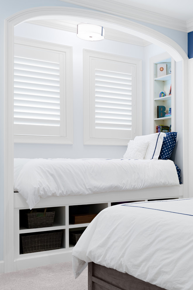 Small classic guest bedroom in Tampa with blue walls and carpet.