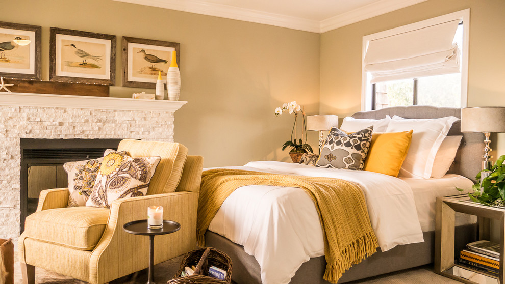 На фото: гостевая спальня среднего размера, (комната для гостей) в стиле фьюжн с бежевыми стенами, ковровым покрытием, стандартным камином и фасадом камина из камня