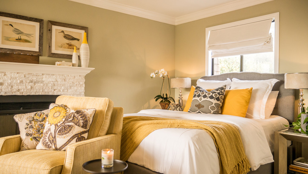 サンディエゴにある中くらいなエクレクティックスタイルのおしゃれな客用寝室 (ベージュの壁、カーペット敷き、標準型暖炉、石材の暖炉まわり)