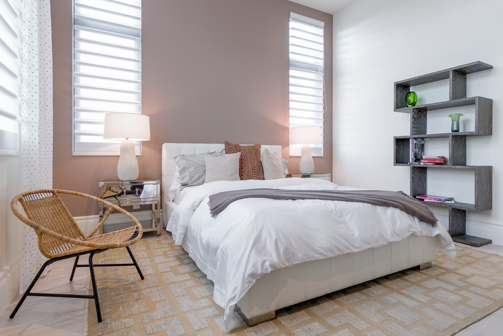 Свежая идея для дизайна: гостевая спальня среднего размера, (комната для гостей) в стиле неоклассика (современная классика) с розовыми стенами и светлым паркетным полом без камина - отличное фото интерьера