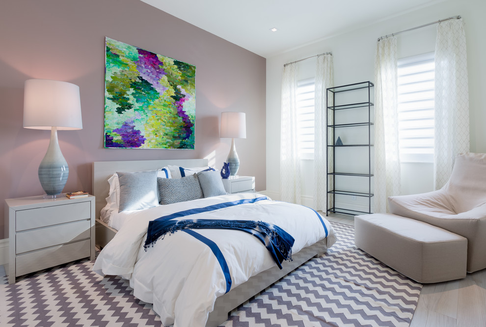 Großes Klassisches Hauptschlafzimmer ohne Kamin mit rosa Wandfarbe und hellem Holzboden in Miami