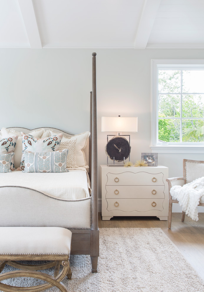 Imagen de dormitorio costero con paredes grises y suelo de madera en tonos medios