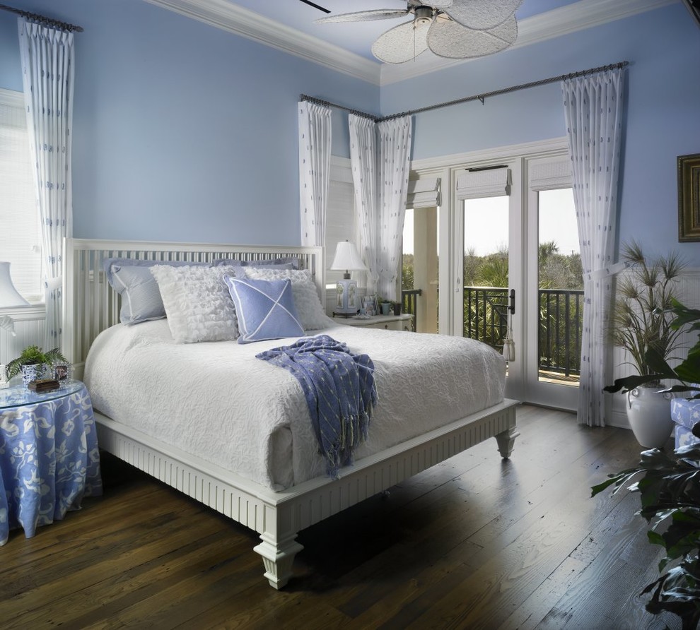 Foto di una camera degli ospiti stile marino di medie dimensioni con pareti blu, pavimento in legno massello medio e nessun camino