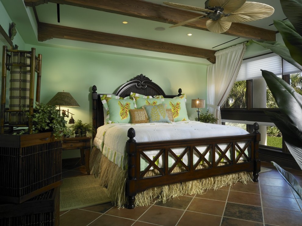 Ispirazione per una camera degli ospiti tropicale di medie dimensioni con pareti verdi e pavimento in gres porcellanato
