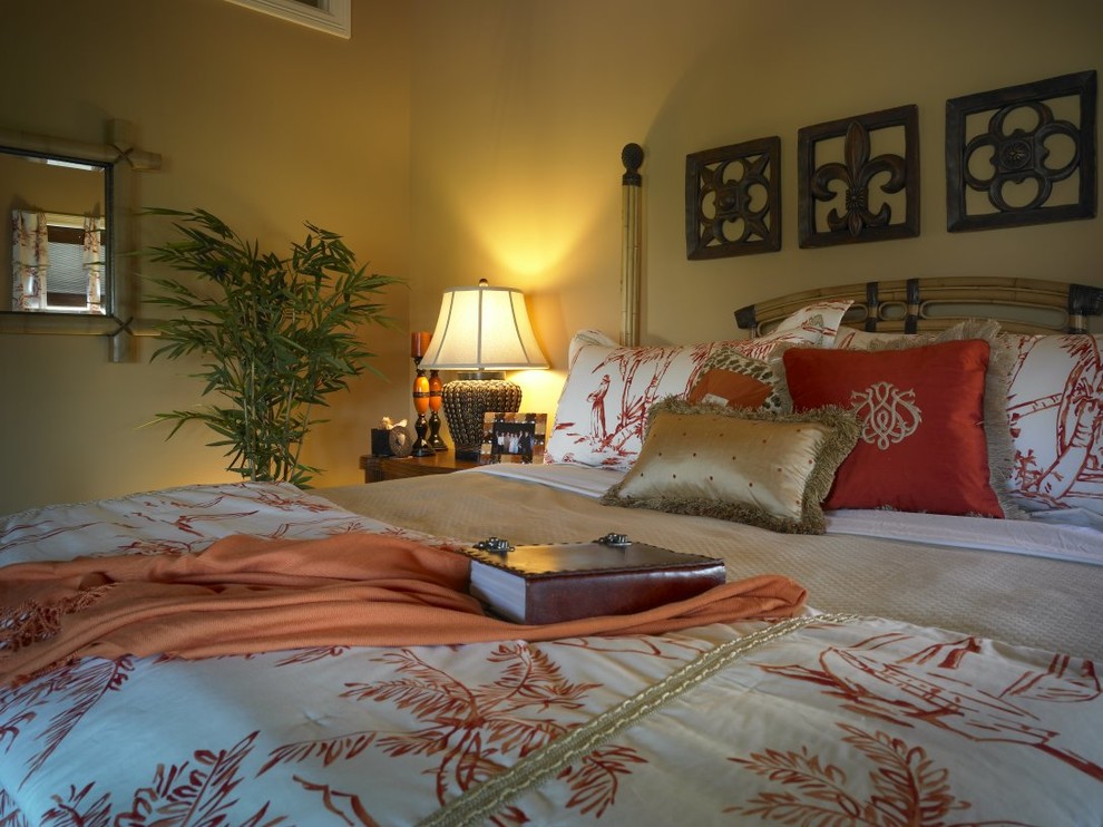 Ejemplo de habitación de invitados exótica de tamaño medio sin chimenea con paredes beige y moqueta