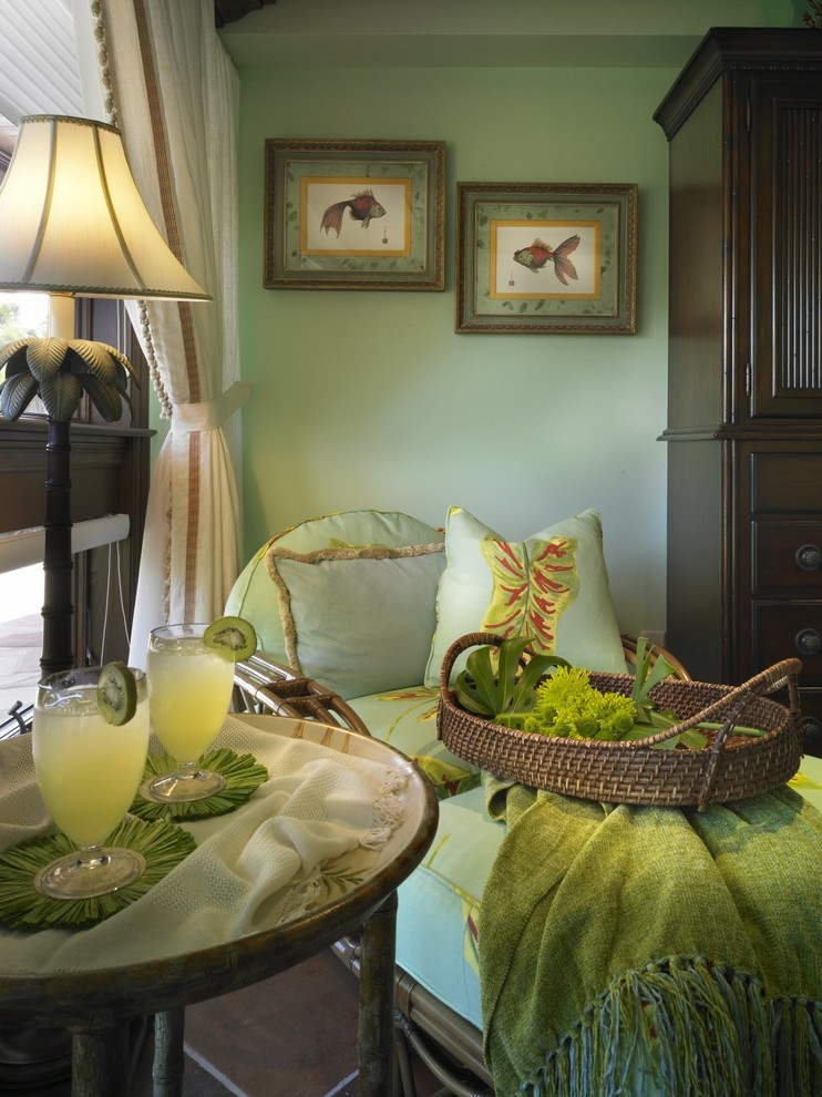 Foto de habitación de invitados tropical de tamaño medio sin chimenea con paredes verdes