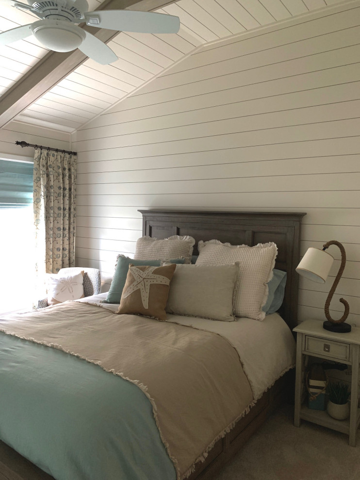 Idées déco pour une chambre avec moquette campagne de taille moyenne avec un mur blanc et un sol beige.