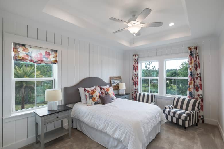 Ejemplo de habitación de invitados campestre de tamaño medio sin chimenea con paredes blancas, moqueta y suelo gris