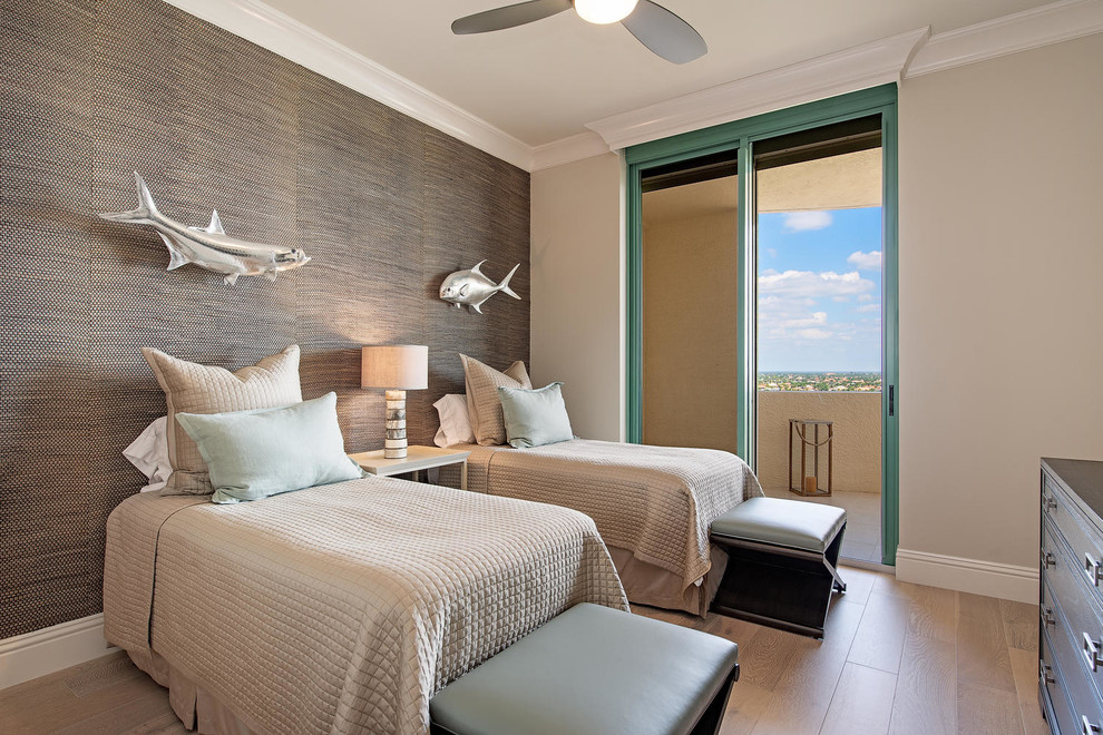 На фото: гостевая спальня (комната для гостей) в морском стиле с бежевыми стенами, светлым паркетным полом и бежевым полом без камина