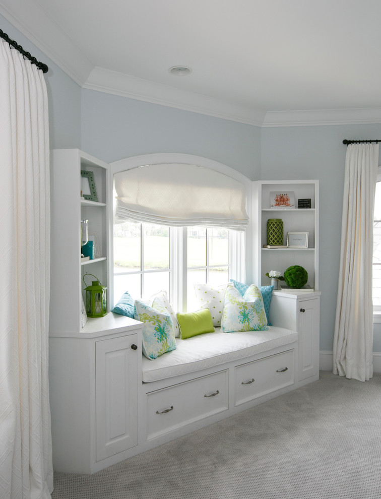 Пример оригинального дизайна: гостевая спальня среднего размера, (комната для гостей) в морском стиле с синими стенами, ковровым покрытием и серым полом