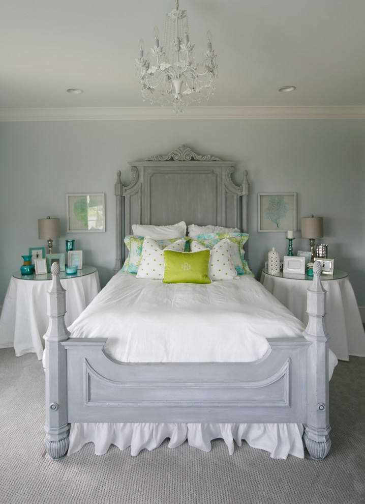 Foto di una camera degli ospiti costiera di medie dimensioni con pareti blu, moquette e pavimento grigio