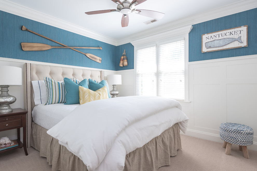 Стильный дизайн: спальня в морском стиле с синими стенами, ковровым покрытием и серым полом - последний тренд