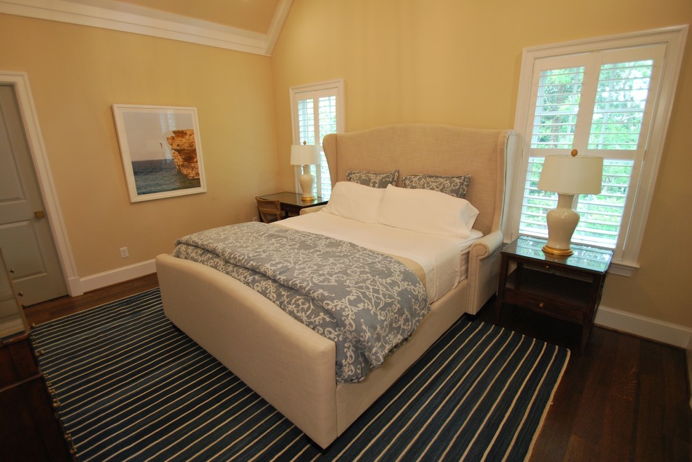 Réalisation d'une chambre d'amis marine de taille moyenne avec un mur beige, parquet foncé et un sol marron.