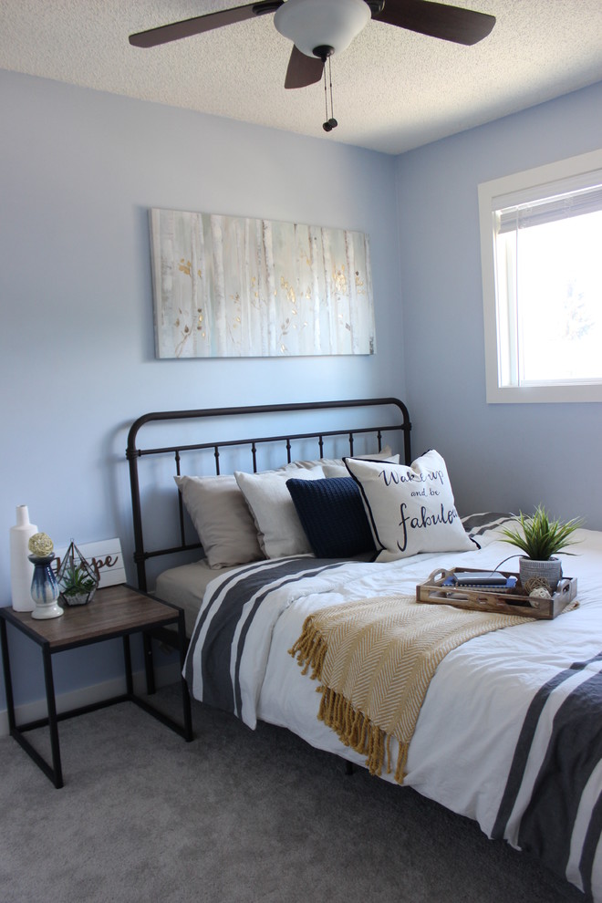 Diseño de habitación de invitados tradicional renovada pequeña sin chimenea con paredes azules, moqueta y suelo gris
