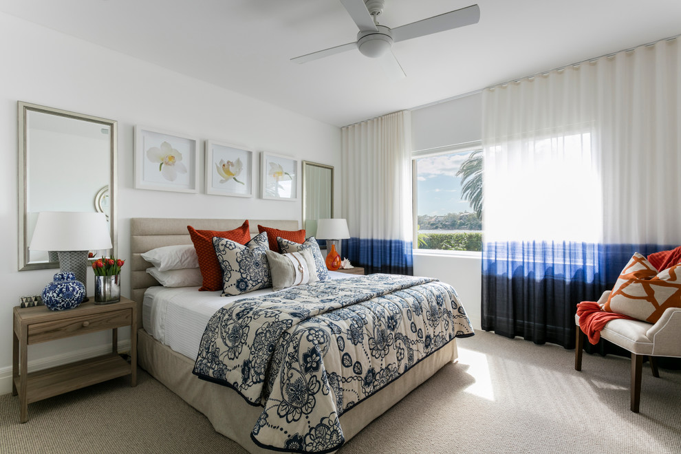 На фото: хозяйская спальня среднего размера в морском стиле с белыми стенами, ковровым покрытием и бежевым полом без камина с