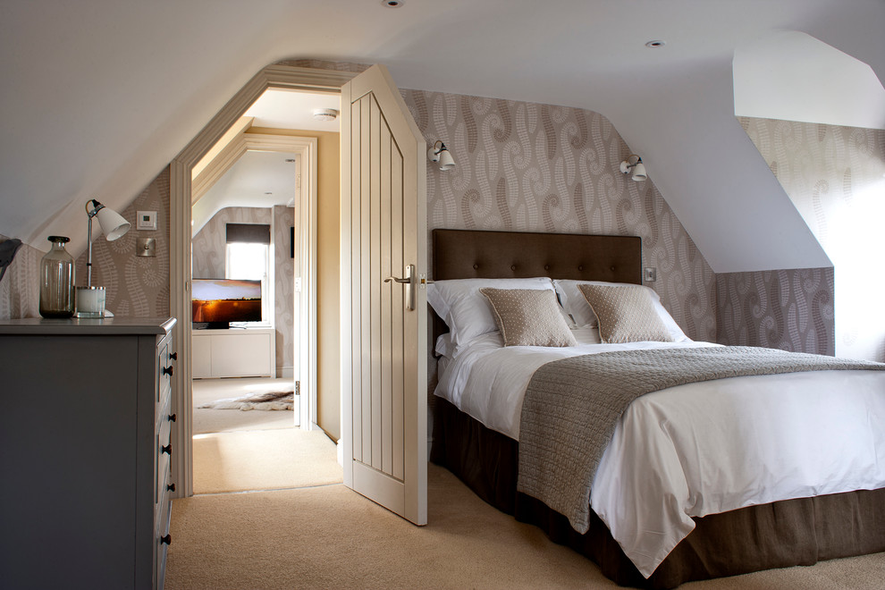 Стильный дизайн: спальня на мансарде в морском стиле с бежевыми стенами и ковровым покрытием - последний тренд
