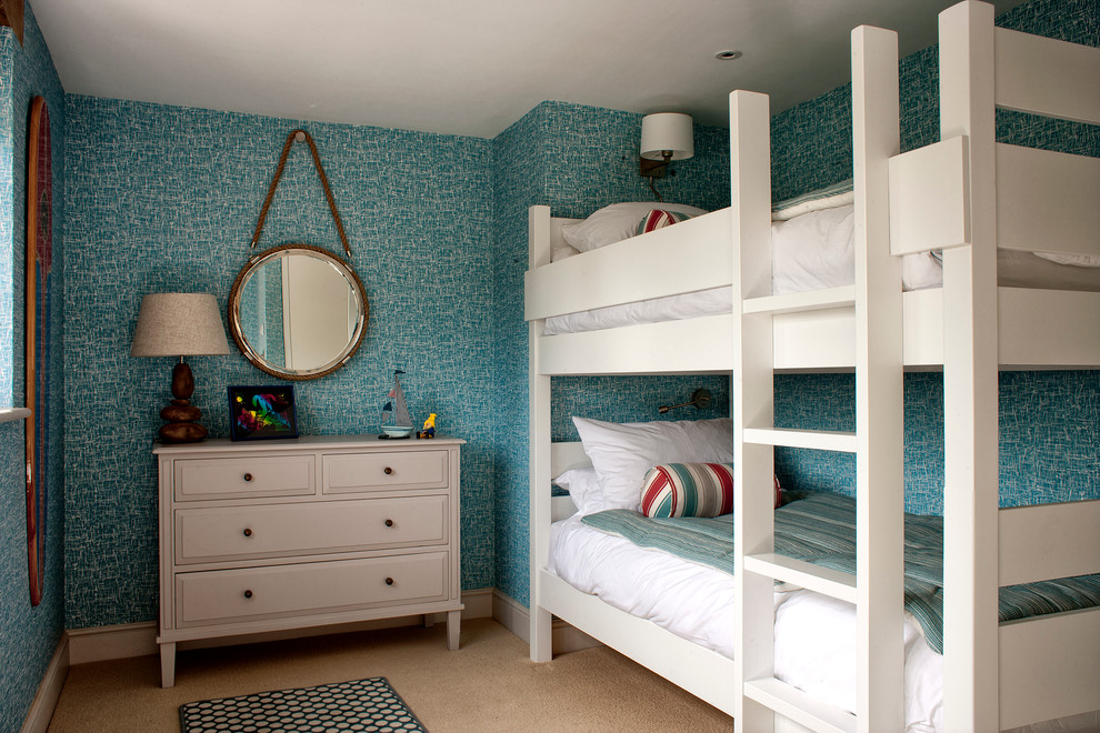 Ispirazione per una camera da letto costiera con pareti blu e moquette
