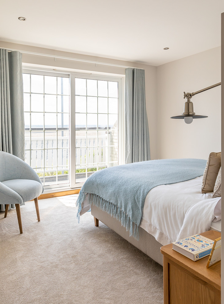 Идея дизайна: гостевая спальня среднего размера, (комната для гостей) в морском стиле с белыми стенами, ковровым покрытием и белым полом
