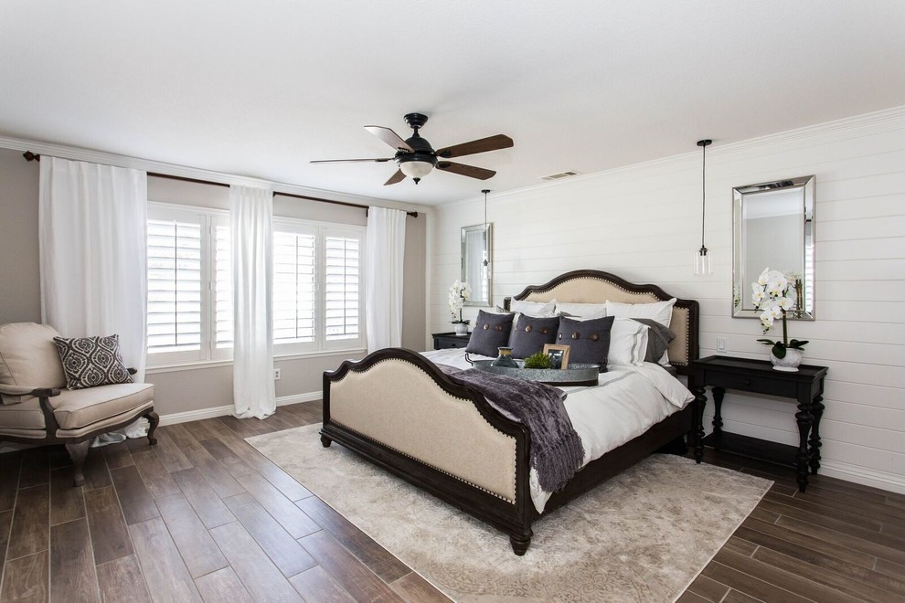 Foto de dormitorio principal de estilo de casa de campo grande sin chimenea con paredes beige, suelo vinílico y suelo marrón