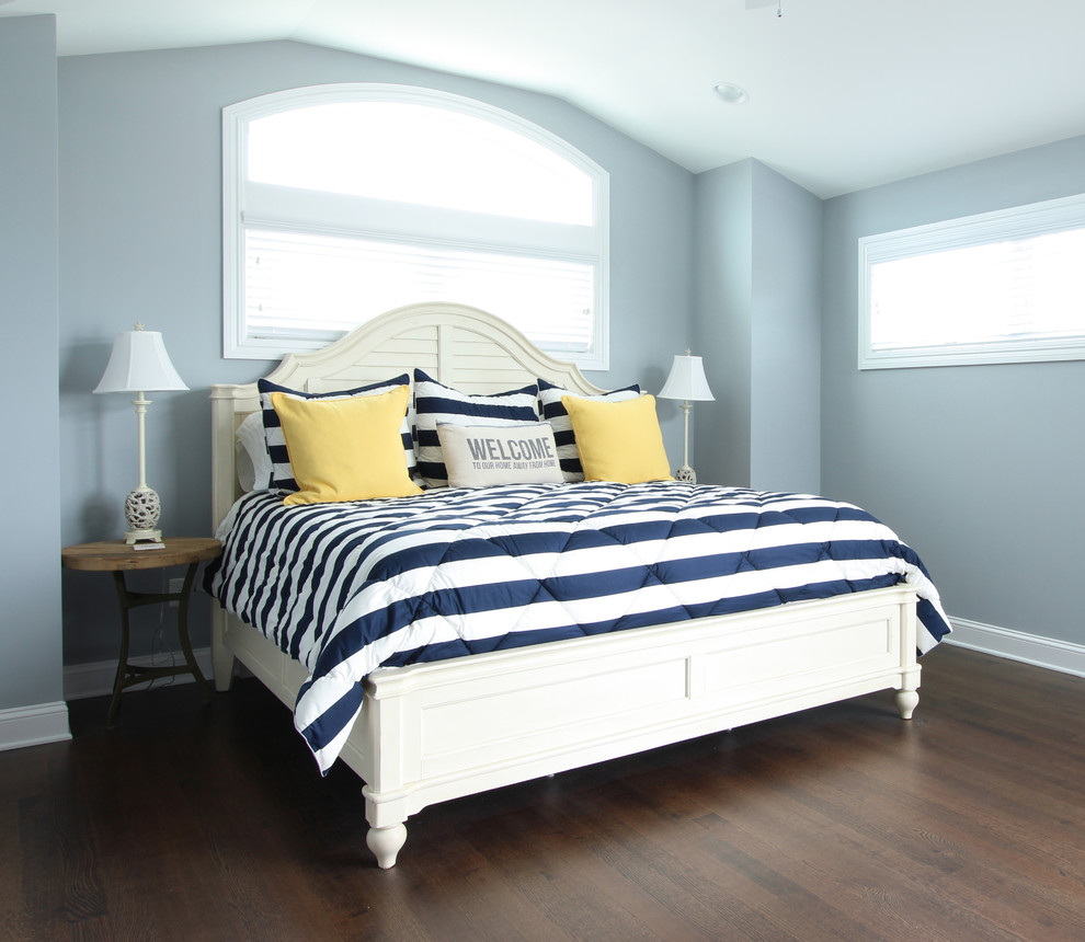Imagen de dormitorio principal costero de tamaño medio con paredes azules
