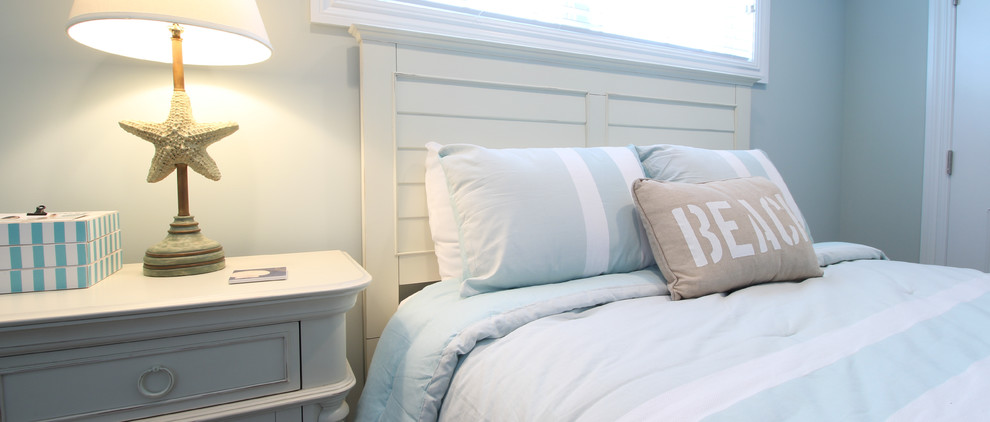 Стильный дизайн: гостевая спальня среднего размера, (комната для гостей) в морском стиле с синими стенами - последний тренд